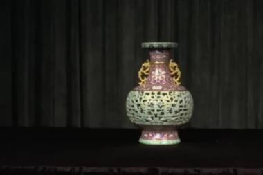 (VIDEO) Zaboravljenu vazu kupila za 56 DOLARA, godinama oko nje šetali psi i mačke, a onda je usledio totalni OBRT koji joj je promenio život!