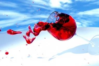 Kako ukloniti fleke od CRNOG VINA? 4 jednostavna trika za spas omiljenih komada garderobe