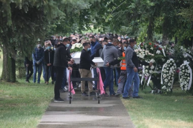 I NEBO PLAKALO U NOVIM KARLOVCIMA: Mali anđeli sahranjeni bez roditelja, jauci odjekivali grobljem!