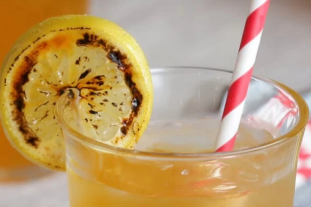 KAKAV ČOVEK! AMERIKANAC SE ODOMAĆIO U BEOGRADU, PA SREO DEČAKE KOJI PRODAJU LIMUNADU: Njegov gest ih doveo do suza!