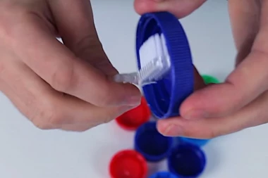 (VIDEO) GENIJALNO! Stari čep, nova namena: Evo kako da od zatvarača napravite PROMENU u kupatilu!