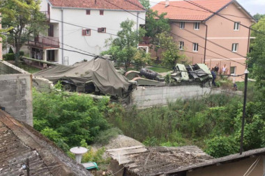(FOTO) Udes u Žarkovu: Prevrnuo se kamion sa tenkom, ima povređenih!
