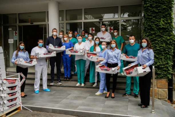 Novica Veličković sa Mozzartom uručio vitaminske pakete medicinarima u  KBC Dragiša Mišović