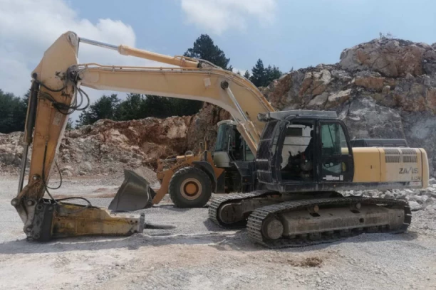 UŽAS U SMEDEREVU: Prevrnuo se bager, vozač teško povređen