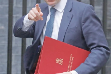 Britanski ministar kao Ana Brnabić: Među umrle od korone stavljamo i one koje pregazi autobus