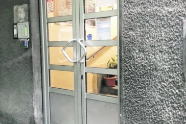 (FOTO) U Žarkovu se nešto čudno dešava! LJUDI ŠOKIRANI PORUKOM KOJU SU NAŠLI NA VRATIMA!