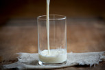 PROIZVOĐAČI MLEKA I DRŽAVA POSTIGLI DOGOVOR: Uvodi se taksa na uvoz mleka od 15 dinara po litri