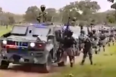 (VIDEO) KO NA NJIH KRENE, LOŠE MU SE PIŠE! Meksički narkobos ima najžešću armiju sledbenika! KAO SPECIJALNE JEDINICE