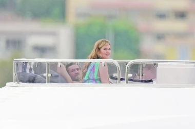 (FOTO) PORNO-RAD MMA BORCA U FRANCUSKOJ: Konoru supruga pušila na jahti!