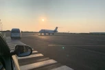 PUTNICI ZAROBLJENI NA AERODROMU U TIVTU: Let za Beograd kasni satima, LJUDIMA LOŠE ZBOG VRUĆINE!