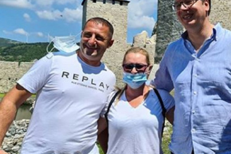 (FOTO) Vučić posetio Golubac, svi trče da se slikaju sa predsednikom! "Ovo je najveće bogatstvo Srbije"