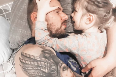 (FOTO) BEZUSLOVNU LJUBAV OSEĆA SAMO PREMA NJOJ: Janjuš istetovirao ćerku Krunu na nozi!