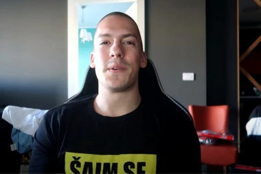 OTKRIVENO KO JE GOLA DEVOJKA IZ NJEGOVOG KREVETA: Baka Prase zaljubljen već godinu dana?!