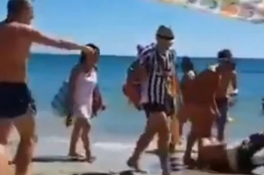 (VIDEO) KOMEDIJA NA PLAŽI: Ljudi padali oko navijača Juventusa i vikali "penal"