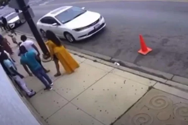 (VIDEO) KRVAVA SAHRANA U ČIKAGU: Iz vozila u pokretu zapucali na pogrebnu povorku, ranjeno 14 ljudi!