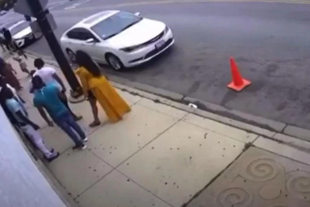 (VIDEO) KRVAVA SAHRANA U ČIKAGU: Iz vozila u pokretu zapucali na pogrebnu povorku, ranjeno 14 ljudi!