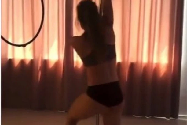 POLUGOLA ZAJAHALA ŠIPKU: Poznatu srpsku glumicu niste videli u ovom izdanju