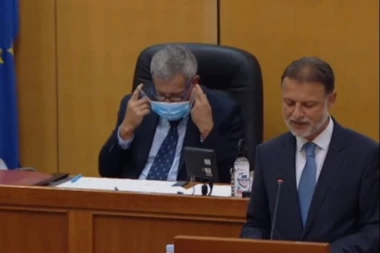 (HIT VIDEO) Hrvatski političar zasmejao region: Pozvali ga na telefon usred sednice i poručili mu - naopako nosiš masku!
