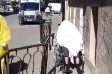 UŽASNA SITUACIJA U PANČEVU: Čovek preminuo ispred kovid ambulante, osoblje prekrilo telo i OSTAVILO GA U KOLICIMA!