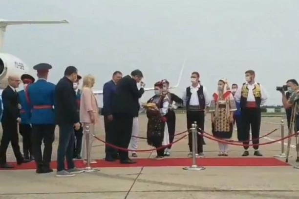 (VIDEO) TRADICIONALNI DOČEK: Vučića u Banjaluci sačekali uz hleb i so