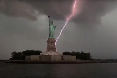 (VIDEO) DA LI JE OVO NEKI ZNAK? Pogledajte kako MUNJA udara pravo u KIP SLOBODE!