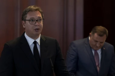 VUČIĆU PUKAO FILM U BANJALUCI: Ajde dosta bre više, neću to da slušam!