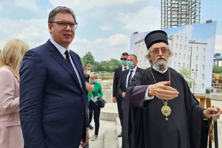 (FOTO) Predsednik Vučić u obilasku srpsko-ruskog hrama dobio PRELEP POKLON