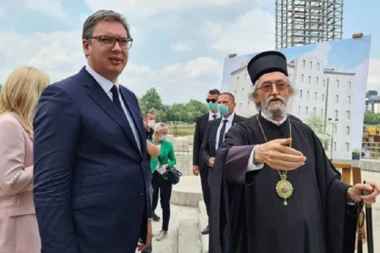 (FOTO) Predsednik Vučić u obilasku srpsko-ruskog hrama dobio PRELEP POKLON