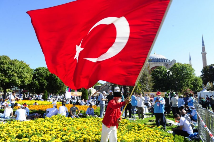 Turska zastava raširena