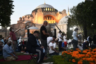 (FOTO) Prvi namaz u Aja Sofiji: Sjatio se ogroman broj vernika, policija obezbeđuje skup
