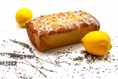 (RECEPT) Novi aromatični ukus prema kome ne možete biti ravnodušni: Kolač sa limunom i lavandom