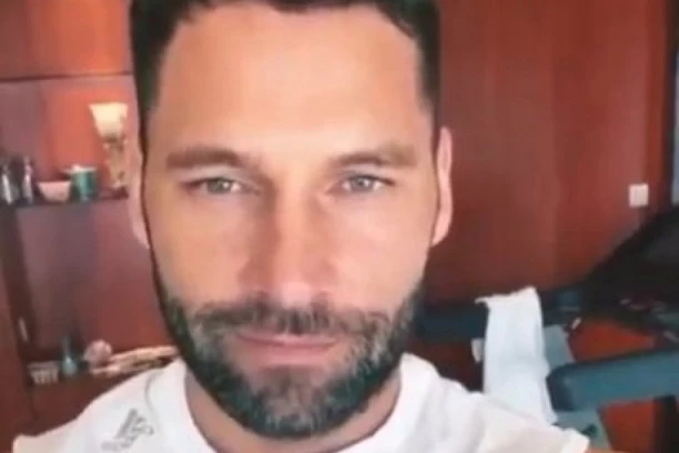 (FOTO) NEMA ŽENE KOJA GA NE BI ŽELELA ZA SEBE! Duško Tošić pokazao svoje trbušnjake, pripadnice lepšeg pola ostale BEZ DAHA!