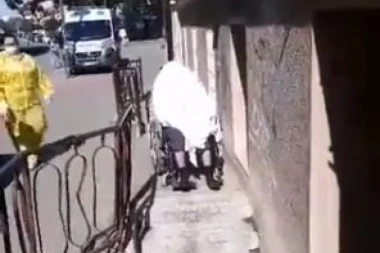 (VIDEO) Šta se krije iza JEZIVOG PRIZORA u Pančevu? Telo mrtvaca u kolicima dva sata stajalo na suncu ispred kovid bolnice