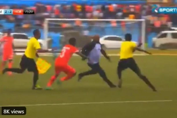 (VIDEO) POTPUNI HAOS NASRED UTAKMICE: Trener NOKAUTIRAO četvrtog sudiju, a onda pokušao glavnom da "ODŠRAFI GLAVU"