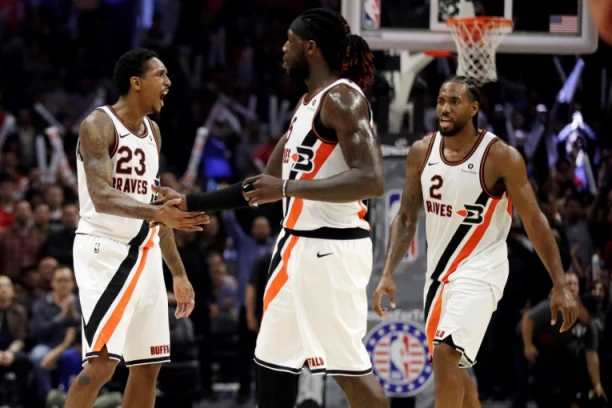 (FOTO) ZVEZDA LA KLIPERSA NA STUBU SRAMA: SAHRANIO dedu, pa otišao na STRIPTIZ