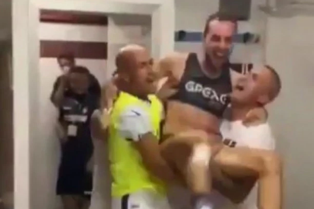 (VIDEO) HIT SNIMAK IZ SVLAČIONICE: Ljubimac "Grobara" napravio ŠOU!