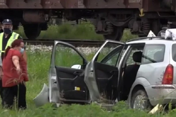 Detalji UŽASNE nesreće kod Šapca: Voz auto vukao 40 METARA, čuli se dečiji KRICI!