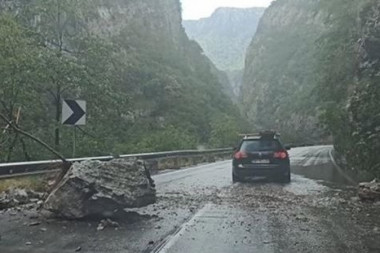Odron u kanjonu Morače: Ogromna stenčuga se odvalila i blokirala put, na sreću nema povređenih