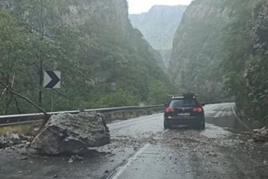 Vozači, oprez! Kamenje i nanosi zemlje na putevima u Srbiji, evo gde je najkritičnije!