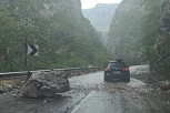 Vozači, oprez! Kamenje i nanosi zemlje na putevima u Srbiji, evo gde je najkritičnije!