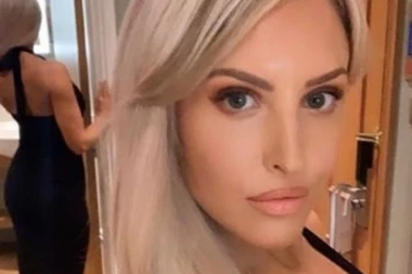 (FOTO) PRSATA LEPOTICA IMA PORUKU ZA SVE FANOVE: "Konačno mi je u rukama"