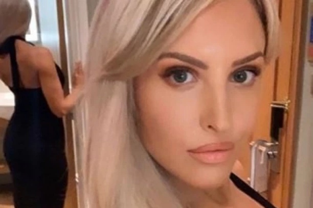 (FOTO) PRSATA LEPOTICA IMA PORUKU ZA SVE FANOVE: "Konačno mi je u rukama"