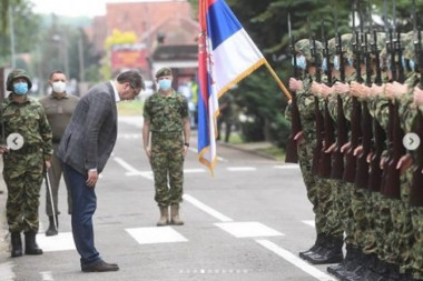 Vučić obišao tenkovski bataljon u Sremskoj Mitrovici: Ukoliko Albance ne umire mentori, nastavljamo sa akcijom!