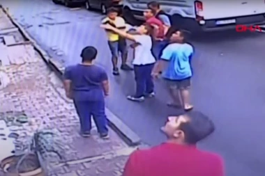 (VIDEO) Primetio je dvogodišnju devojčicu kako pada sa terase, a ono što se zatim desilo je ŠOKIRALO svet!