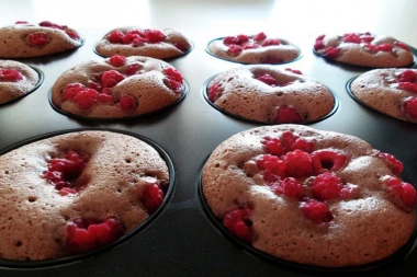 (RECEPT) Savršena postastica za vikend: Mafini sa malinama, gotovi za tili čas!