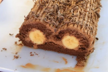 (RECEPT) Mačije OČI: Fantastičan rolat sa bananama