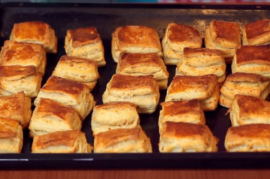 RECEPT ZA POGAČICE SA ČVARCIMA: Ovo pecivo SRBI obožavaju, napravite ih kao da su iz pekare!