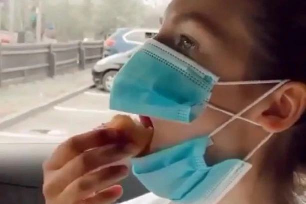(VIDEO) NOSI MASKU, ALI GUTA HRANU?! Prvo ćete u čudu posmatrati, a onda ćete shvatiti šta je ova devojka uradila i prasnućete u smeh!