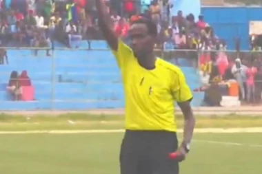 (VIDEO) TRENER NAKON CRVENOG KARTONA "PUKAO": Nokautirao četvrtog, a zatim ganjao glavnog sudiju