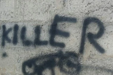 Teror nad Srbima na Kosovu se nastavlja: Porodici Pešić iz Kline na kući ispisana poruka "UBICA"!